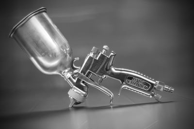 Peinture au pistolet plafond : le guide complet 2026 pour un résultat pro