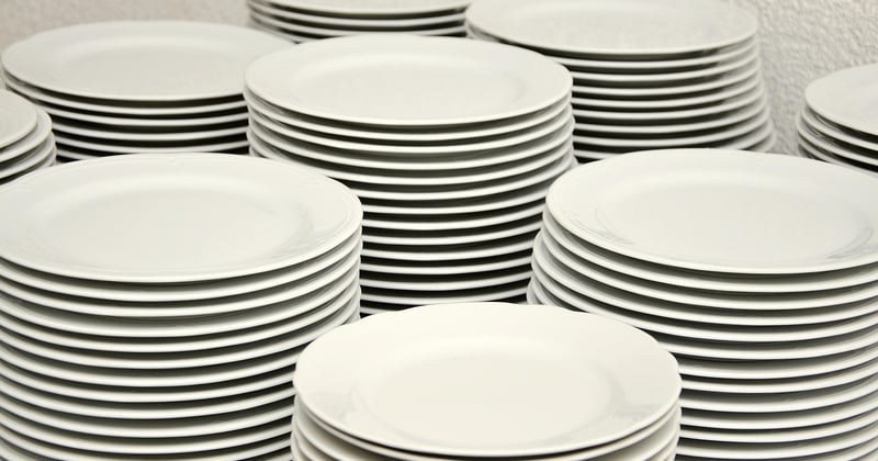 Porcelaine au lave vaisselle : nos astuces pour éviter les éclats et les traces