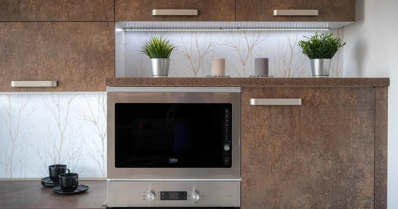 Frigo Saba gris, noir et look rétro : l'esthétique compte-t-elle ?