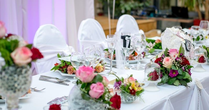 Urne mariage valise : la touche déco originale qui fait sensation